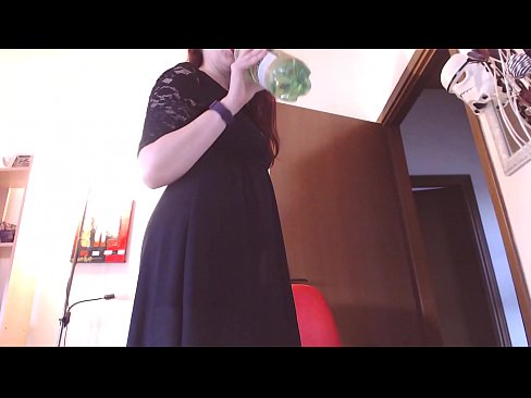 ❤️ Pokorna sužnja, ki obožuje umazane in sočne spodnjice, je po ogledu tega videa prisiljena masturbirati! Pravi pornič pri nas