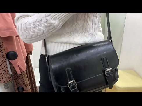 ❤️ Javna masturbacija mlade kurbe FeralBerry z dildom v garderobi Pravi pornič pri nas