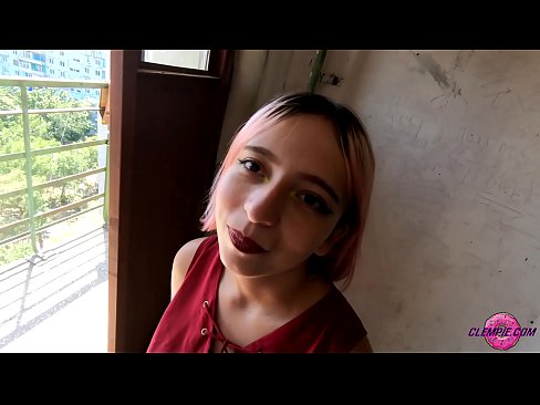 ❤️ Študentka čutno sesa neznanca v zaledju - sperma na njegovem obrazu Pravi pornič pri nas